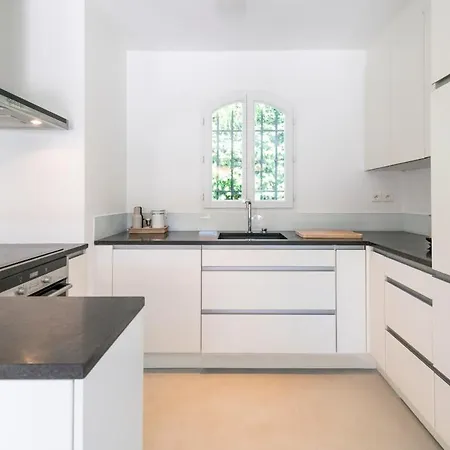 Family With Pool, 5 Min Walk To Dom wakacyjny Sainte-Maxime