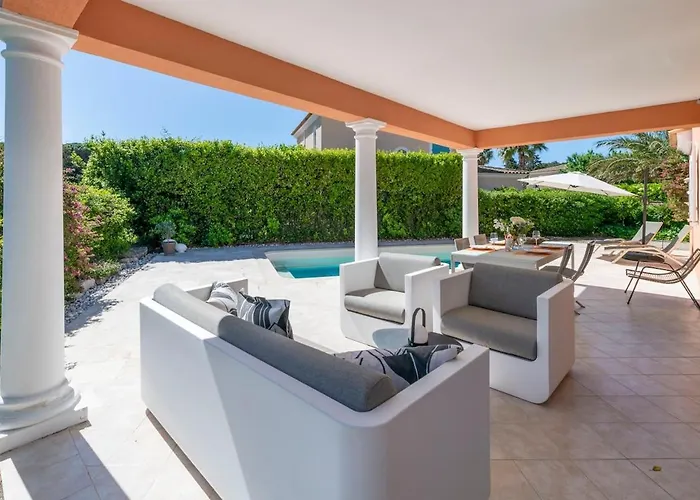 Dom wakacyjny Family With Pool, 5 Min Walk To Sainte-Maxime