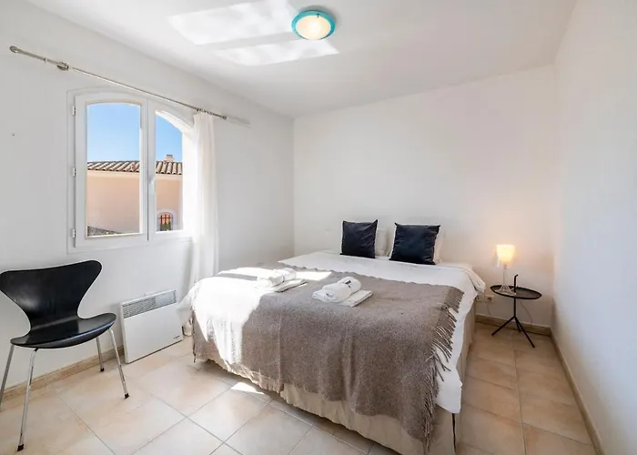 Family With Pool, 5 Min Walk To