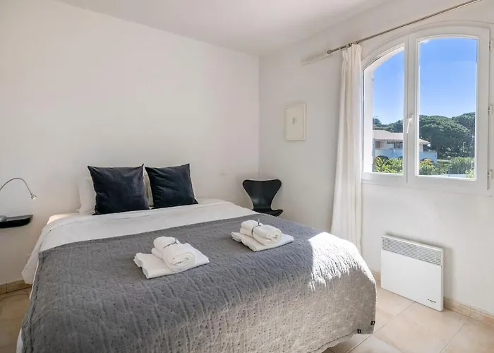 Holiday home Family With Pool, 5 Min Walk To